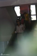 高清图：陈好考上艺术硕士 回母校中戏报道被拍