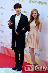 组图：少时Jessica挽SJ圭贤亮相音乐剧颁奖红毯