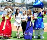 组图：少女时代宋承宪等捧场美国职业棒球比赛