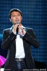 组图：谢霆锋献唱演唱会 蔡依林露胸垫上下走光