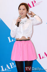 组图：孔孝真SISTAR出席活动 迷你超短裙对决