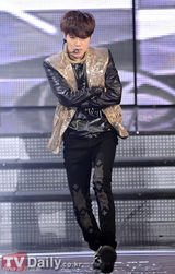 组图：首尔歌谣大赏 朴春甩掉鞋水晶露腹肌