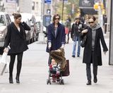 组图：辣妈米兰达-可儿街拍 大衣搭皮裤滑雪靴