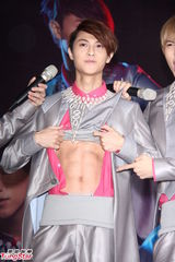 组图：JPM冒雨签唱 团员现场互曝粉丝欢乐