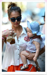 组图：杰西卡-阿尔芭携女现身装扮抢眼