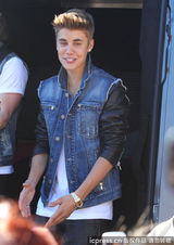 组图：比伯当街献唱谢歌迷 小天王自恋摸发