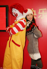 高清组图：霍思燕受商家青睐 寒冬代言娇俏可爱