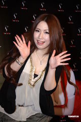 组图：女优佐山爱与瑠川里菜抵台与粉丝互动