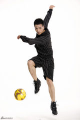 组图：何晟铭鬼马运动写真 古灵精怪喜感足