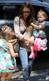 组图：阿尔芭带两女儿外出 姐妹装抢镜萌态十足