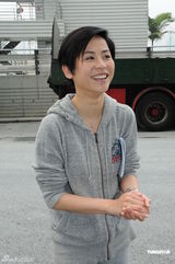 组图：宣萱新片《飞虎》英姿飒爽 片场惊险飞车