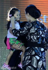 组图：范冰冰出席商业活动 不忘宣传电影《观音山》 