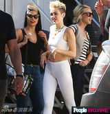 组图：麦莉MV变短发摇滚女 白色紧身衣姣好身材