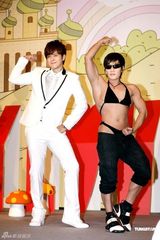 幻灯图：罗志祥庆生签“婚约” 模仿教练秀肌肉