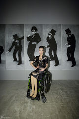 组图：舞蹈家刘岩出席艺术活动 轮椅美丽亮相