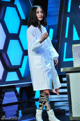 组图：张歆艺录制《大本营》特别节目展舞艺