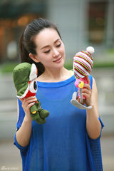 组图：张定涵街拍化身蓝精灵 俏御姐变可爱嫩萝莉