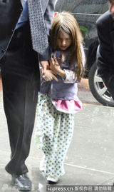 组图：小苏瑞飘逸长裙探班老爸克鲁斯