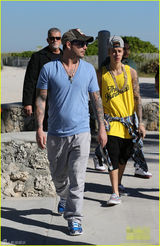 组图：比伯受搜查后首现身 眉头紧锁骑车散心