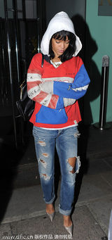 组图：蕾哈娜与绯闻男友晚餐一前一后离开餐厅