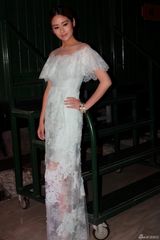 组图：颖儿蕾丝长裙高挑 瘦身成功被封励志女神