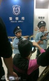 组图：Lucas随柏芝体验亲子游戏 鼻梁擦伤乐此不疲