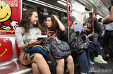 组图：香港40豪放男女下半身裸露穿底裤搭地铁