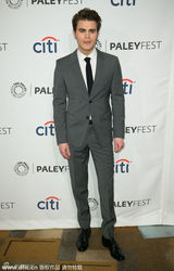 组图：《吸血鬼》妮娜印花蓝裙中门大开博眼球