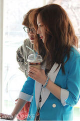 组图：朴敏英写真片场照 明艳动人气质足