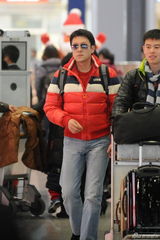 组图：蔡国庆机场“卖萌” 吐舌瘪嘴显可爱