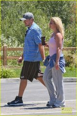 组图：布兰妮穿破洞装素颜出行 男友恩爱相随