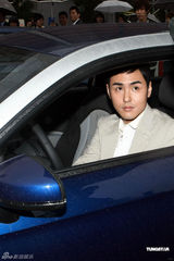 组图：阮经天帅气代言 期待新片合作黄晓明