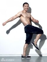 组图：吊环王陈一冰秀肌肉展自信笑容