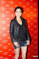 组图：刘嘉玲亮相上海 皮衣搭配牛仔短裤秀美腿