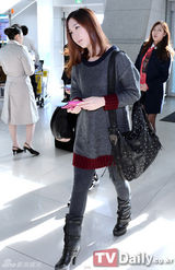 组图：4minute与A pink赴香港公演便装亮相机场