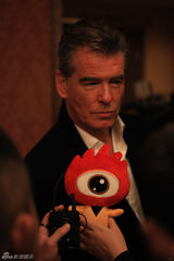 组图：国际明星滑雪节慈善晚宴红毯