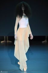 组图：荷兰芭蕾舞团时尚走秀 复古鬼魅感有趣