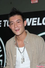 组图：陈冠希发布会女友撑场 否认欠林建岳巨款