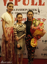 组图：徐海星斑马条纹短裙现身时装周