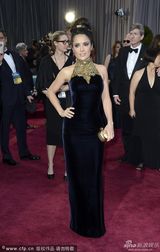 组图：萨尔玛-海耶克高领礼服尽显高贵迷人