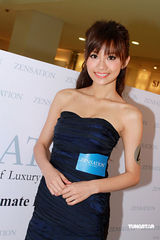 幻灯图：傅颖杨爱瑾低胸装现身分享护肤心得