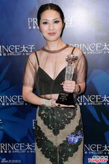 组图：杨千嬅透视装亮相自嘲平胸没看头