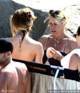 组图：超模坎蒂丝比基尼拍大片骚首弄姿晒翘臀