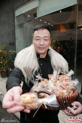 组图：王喜新店开张当老板 陈志云高调到场剪彩