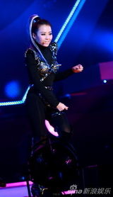 组图：张靓颖北京个唱带伤上阵秀热舞