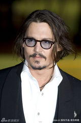 幻灯图：《爱丽丝》英国首映 海瑟薇秀雪白凝肌