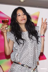 组图：莫文蔚提前穿白纱 卖性感与张亚东同台演出