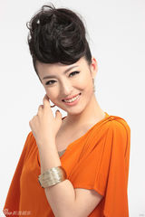 组图：杨紫彤登时尚杂志封面 展露甜美迷人笑容