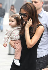 高清组图：维多利亚黑裙现身北京 小七嘟嘴可爱