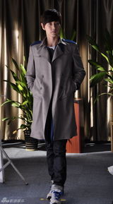 组图：《钱多多》曝朴海镇定妆照 首演职场熟男